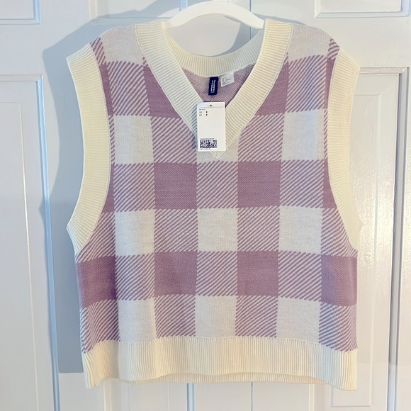 NWT H & M Lightweight (Light Purple and Off-White) Sleeveless Vest. Size: Small. - Picture 2 of 14